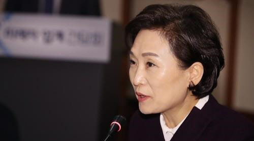 김현미 국토부 장관은 작년 한해 주택 시장을 실수요자가 중심이 되도록 제도적 혁신에 성공했다고 자평했다.<연합뉴스>
